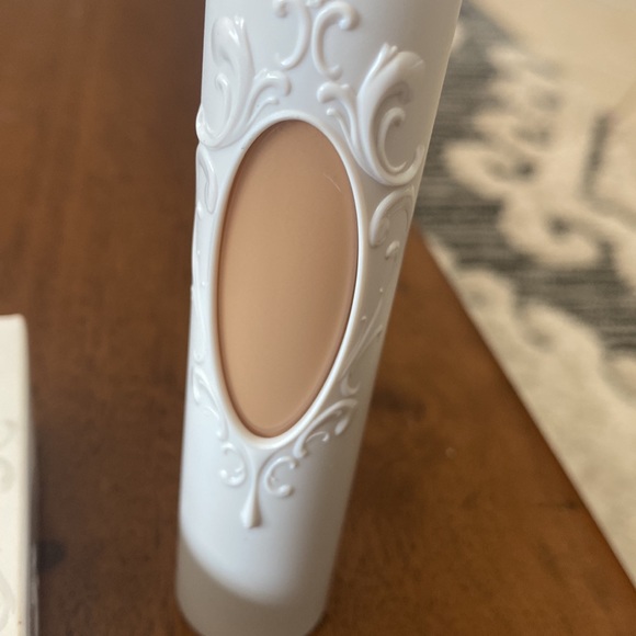 NIB KVD True portrait foundation - Picture 6 of 6